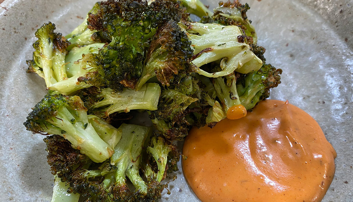 Gerösteter Brokkoli aus dem Ofen mit Tomaten-Chili-Mayonnaise