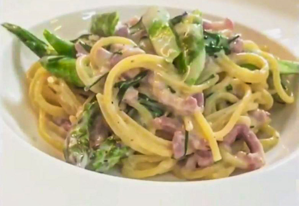 Spargel mit Nudeln in Speck-Sahnesoße