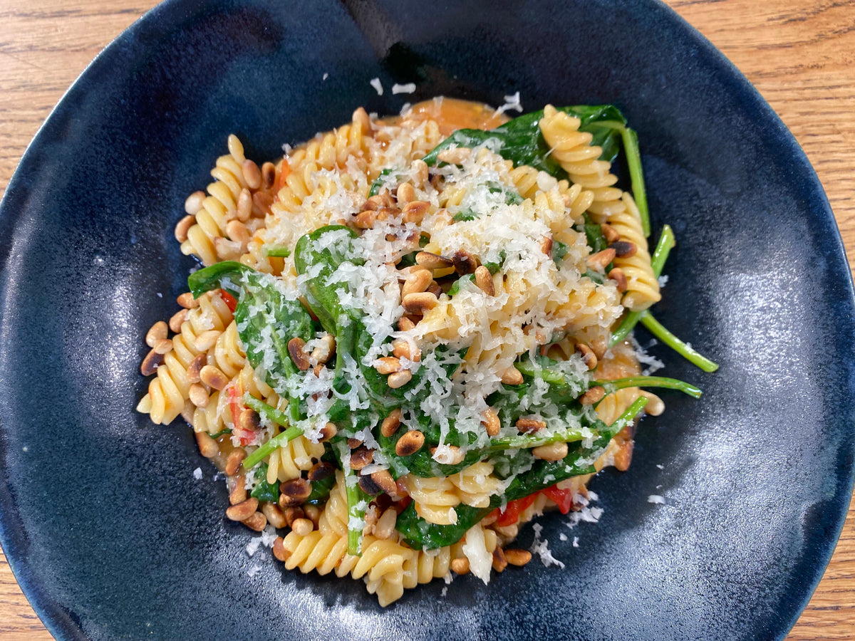 Zitronen-Pasta mit Tomaten und Babyspinat