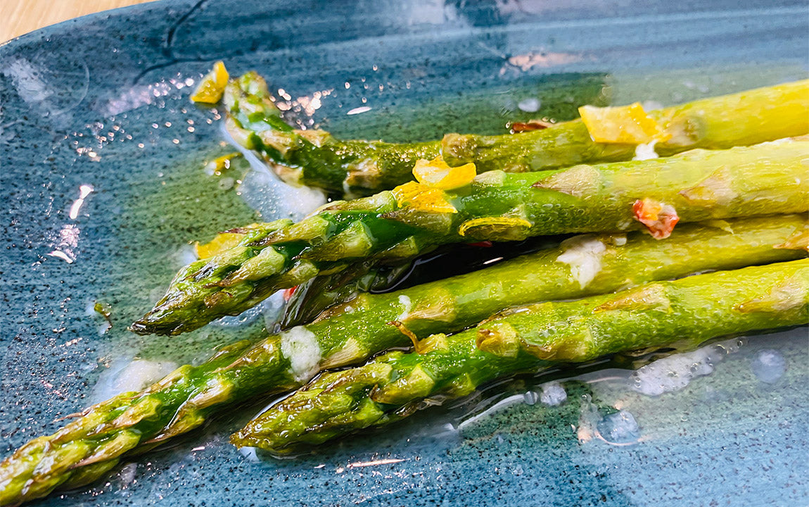Grüner Spargel in Olivenöl gegart