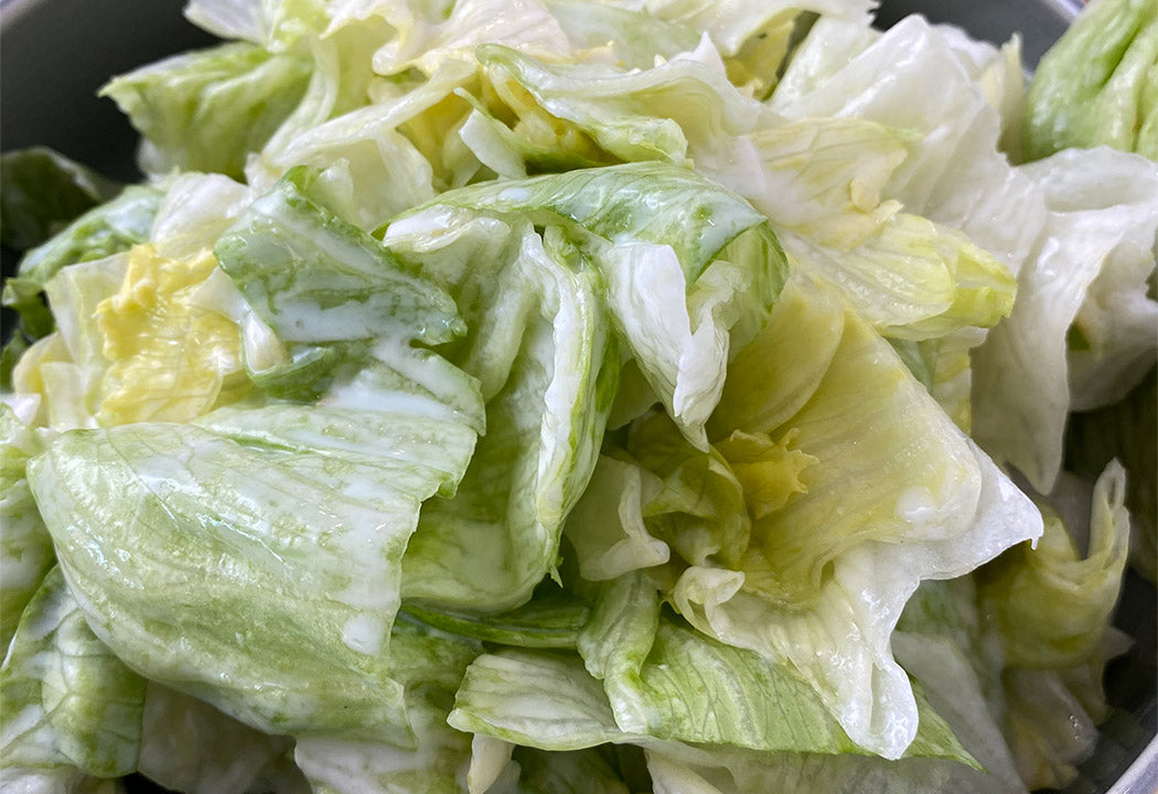Eisbergsalat mit Joghurt-Dressing