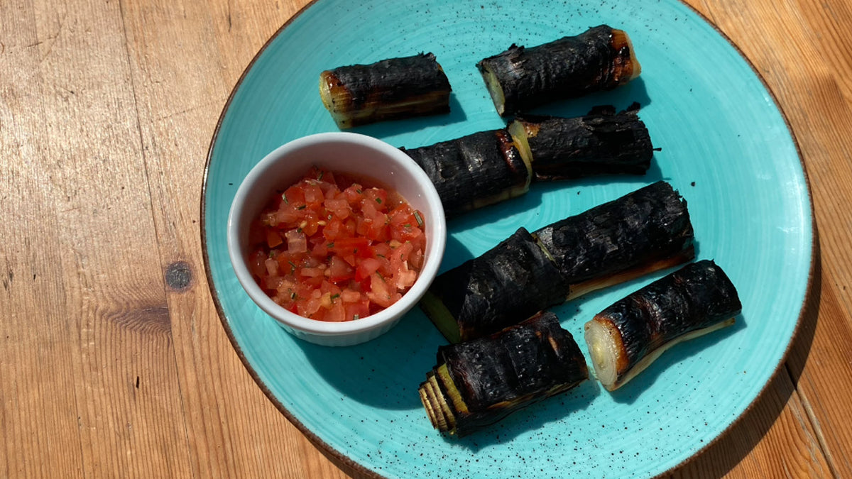 Verbrannter Lauch mit Tomatendip