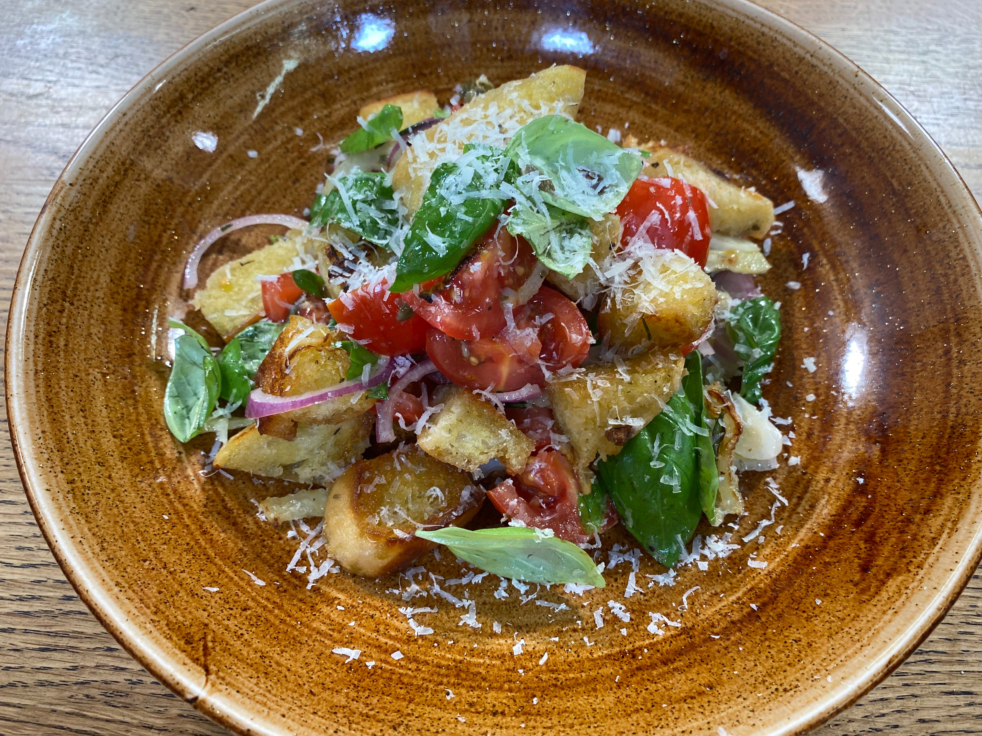 Tomaten-Brot-Salat mit Basilikum