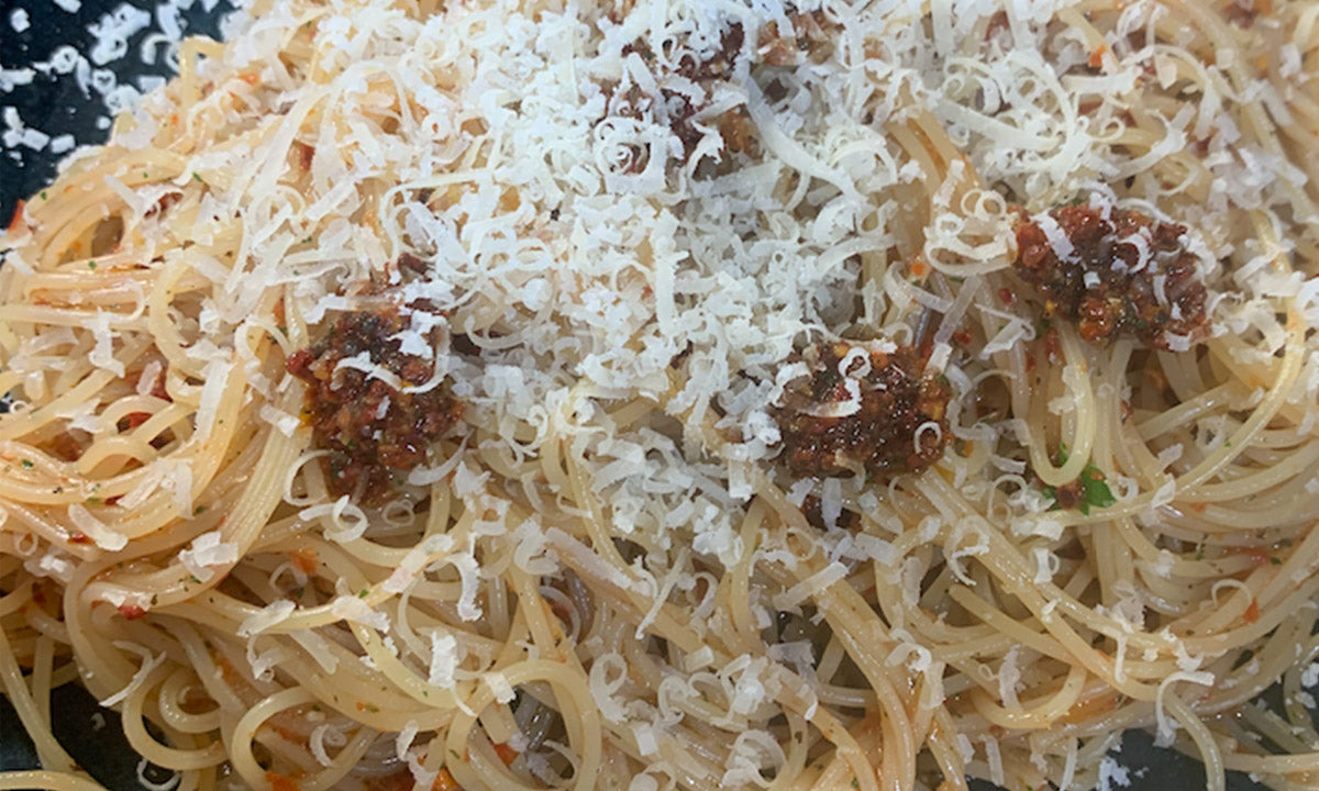 Spaghetti mit rotem Pesto