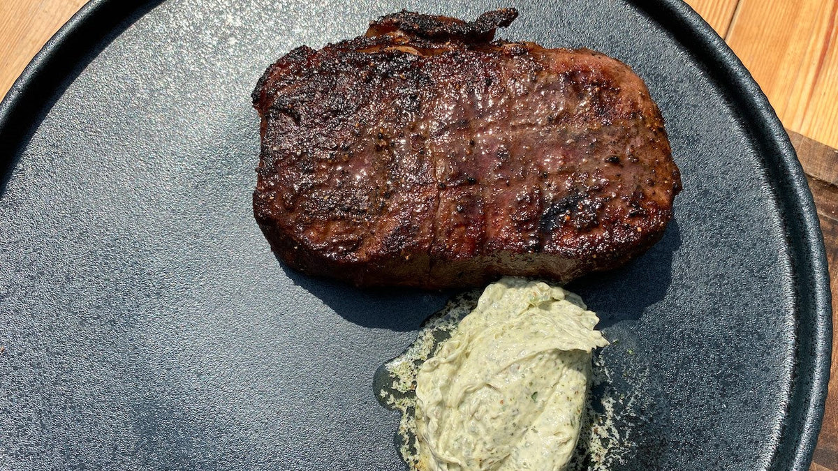 Das perfekte Steak vom Grill mit Kräuterbutter