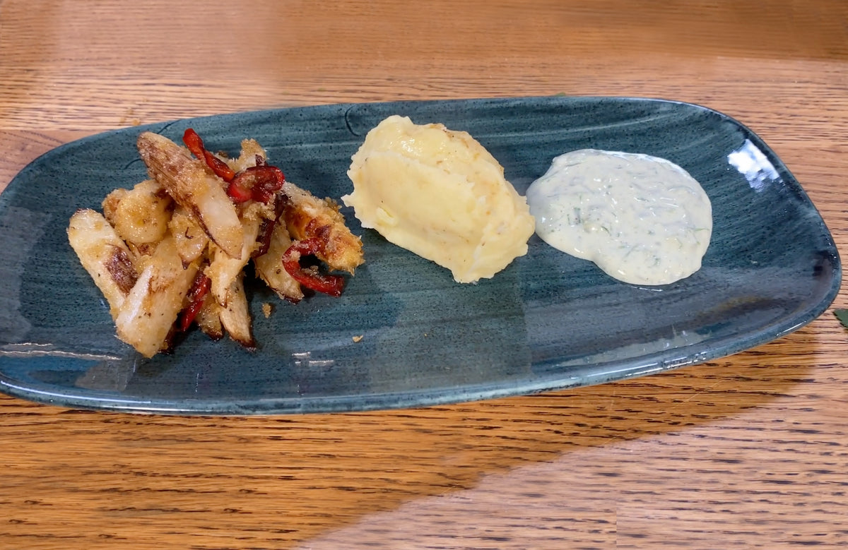 Gebratener weißer Spargel mit Kartoffelpüree und grüner Sauce