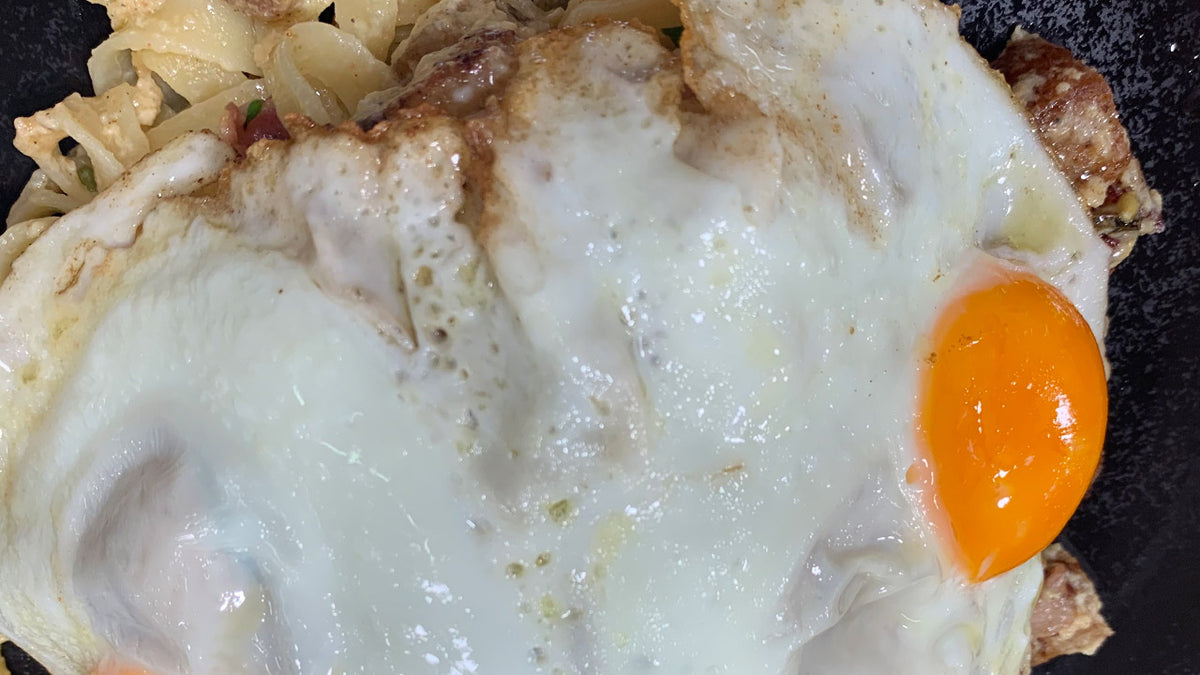 Gebratene Bandnudeln mit Speck, Tomaten und Spiegelei