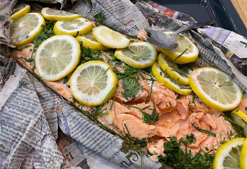 Lachsfilet in der Zeitung gegart