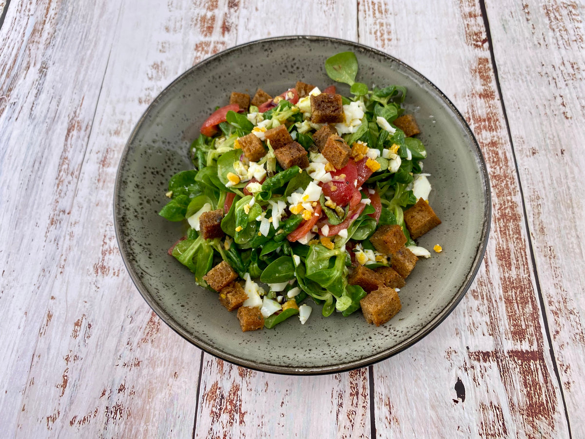 Feldsalat mit Tomate und Vinaigrette