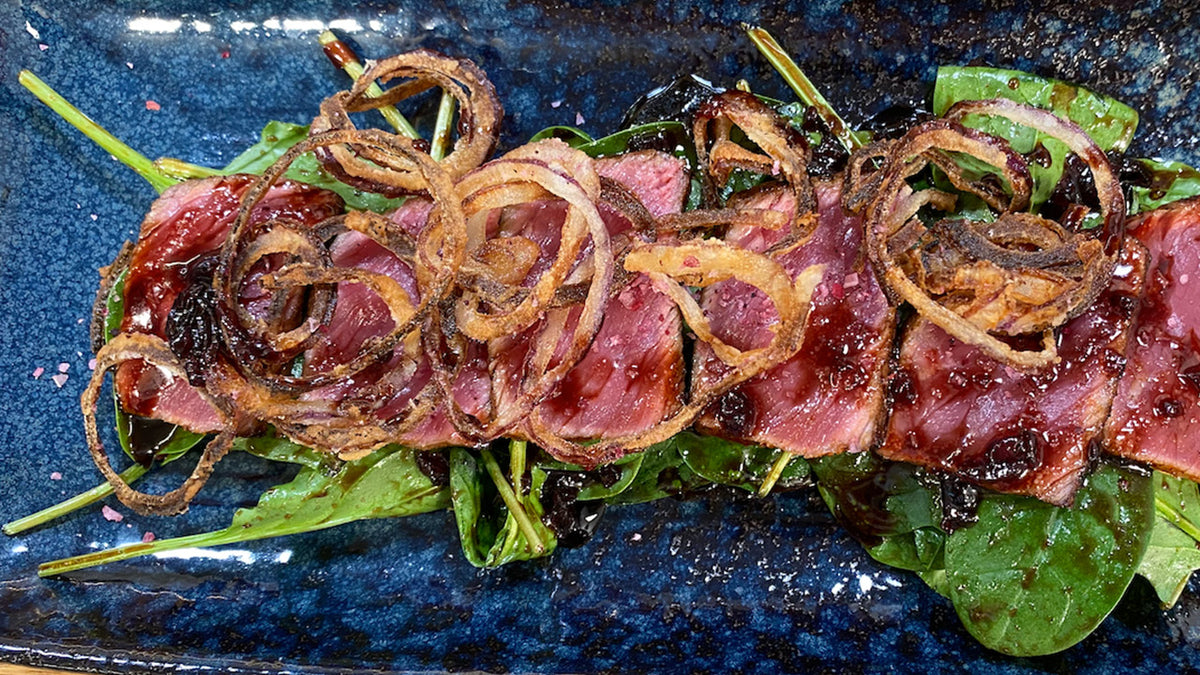 Gebratenes Beef-Sashimi mit Spinatsalat