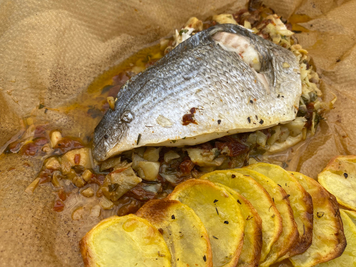 Gefüllte Dorade aus dem Ofen mit knusprigen Kartoffeln