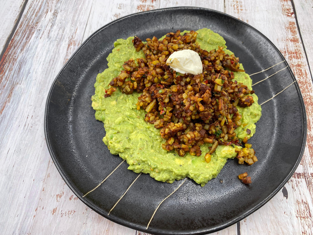 Knuspriges Kartoffelgemüse auf Avocadocreme
