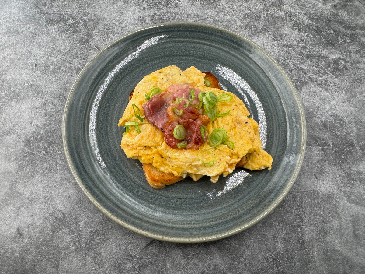 Rührei auf knusprigem Brot