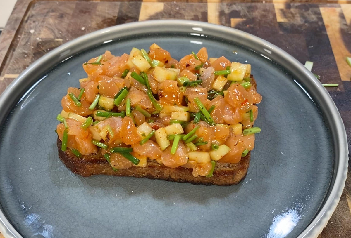 Mariniertes Lachstatar auf geröstetem Brot
