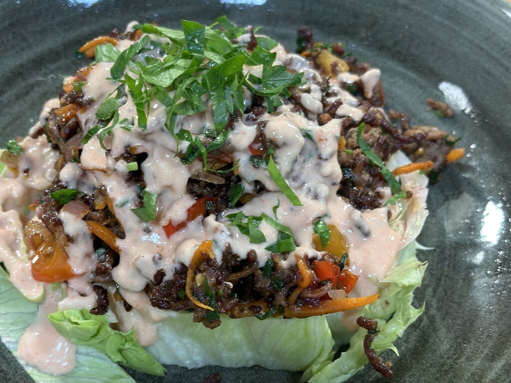 Bolognese-Pfanne auf Eisbergsalat