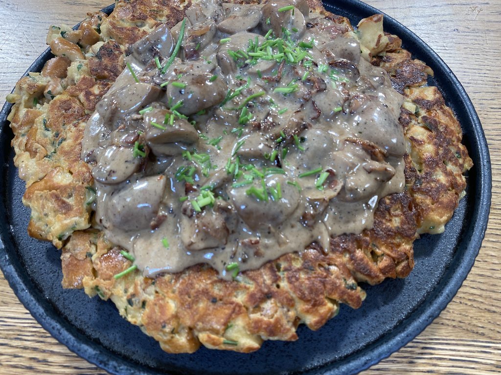 Brezenknödel-Pfannkuchen mit Rahm-Speck-Champignons