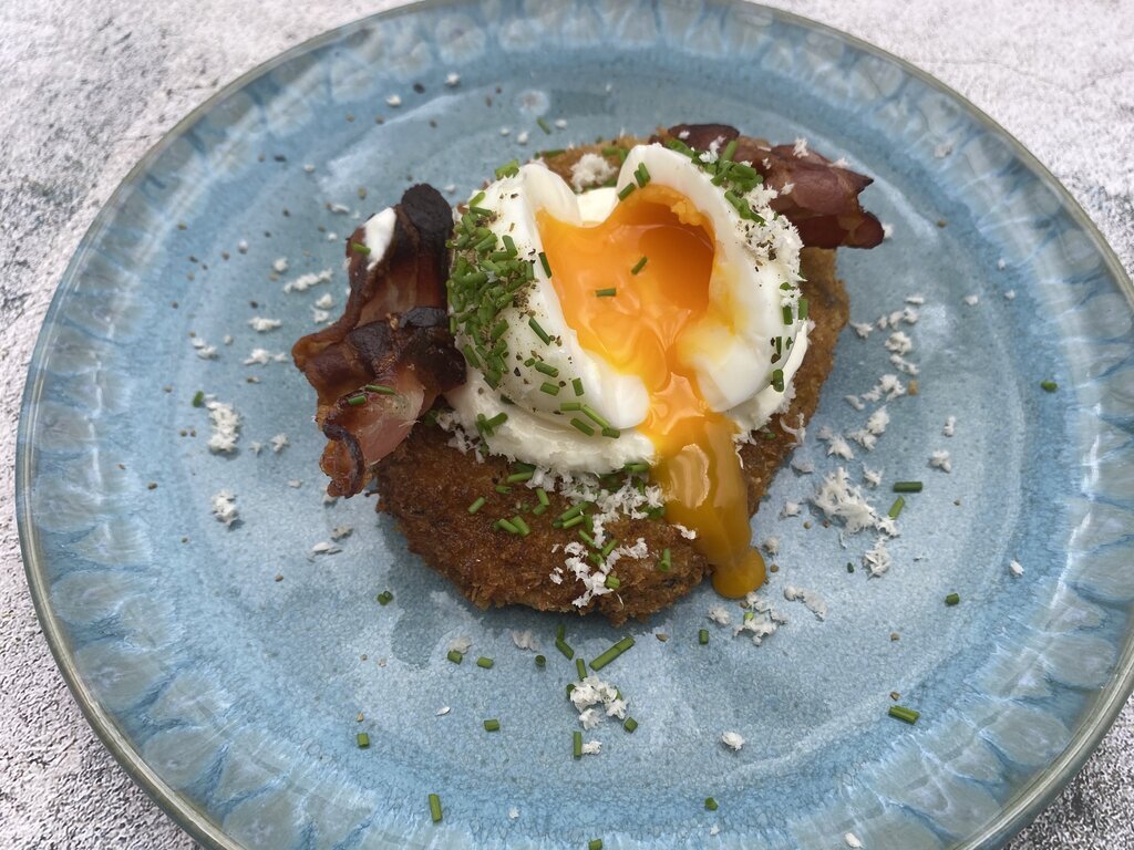 Knuspriges Steckrübenschnitzel mit wachsweichem Ei