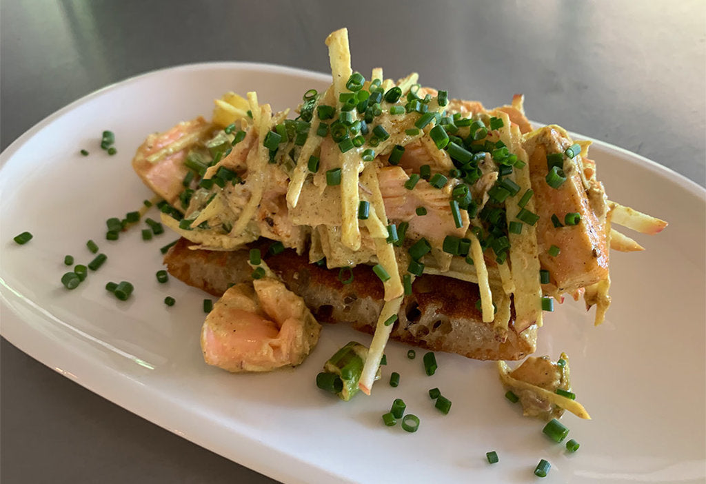 Curry-Lachs auf knusprigem Brot