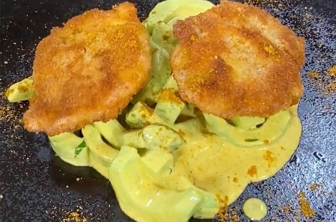 Curry-Schnitzel vom Huhn mit lauwarmem Gurkensalat