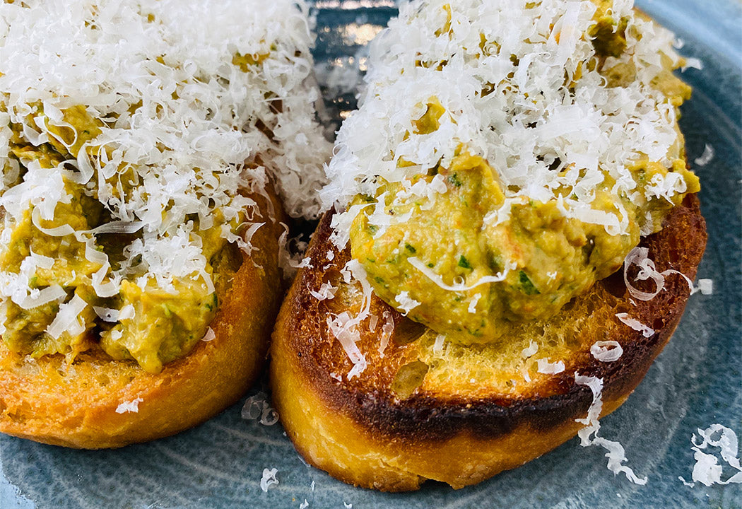 Geröstetes Brot mit Avocado-Creme