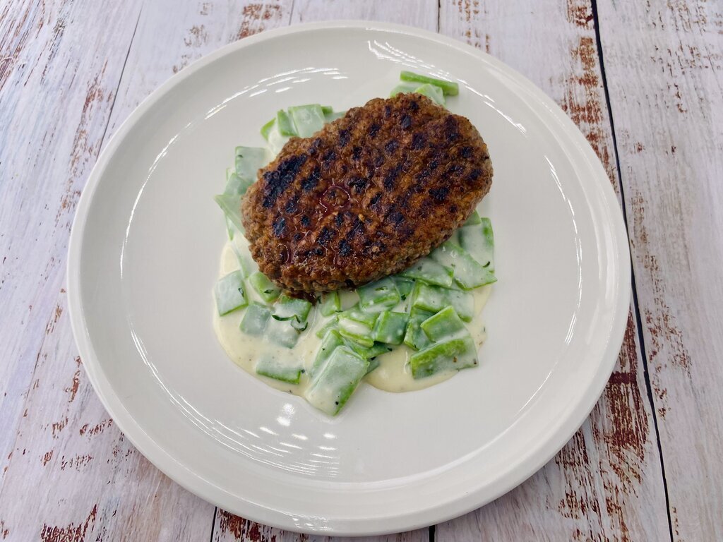 Hacksteak vom Grill mit gestovten Bohnen