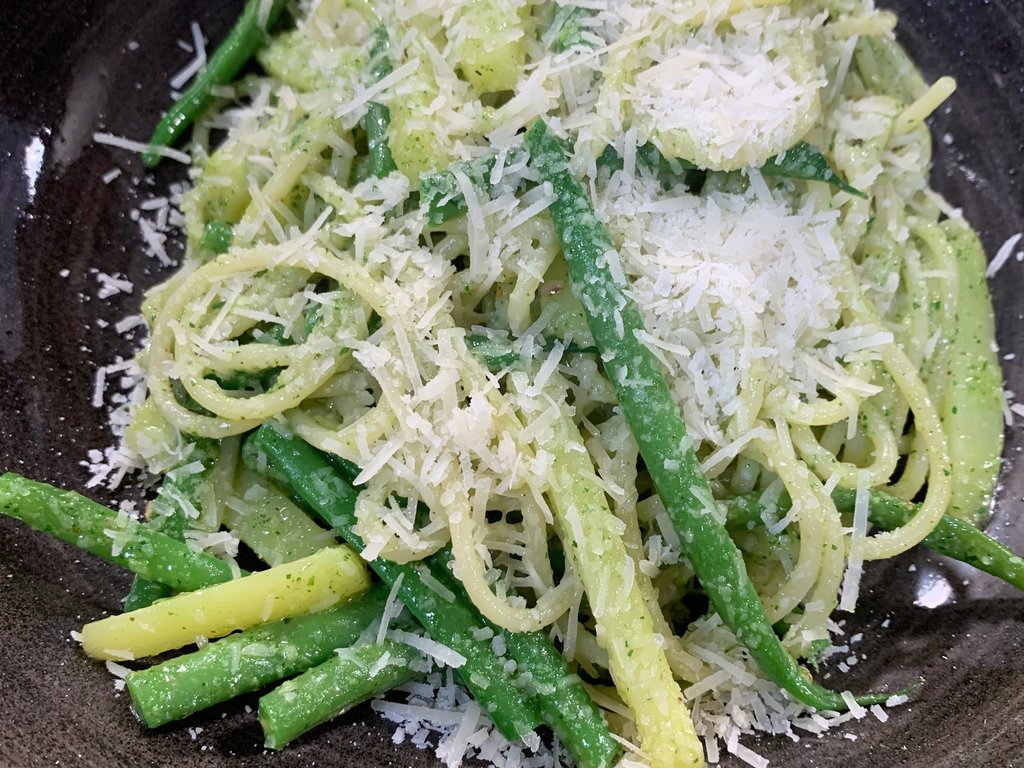 Spaghetti mit Bohnen, Kartoffeln und grünem Pesto