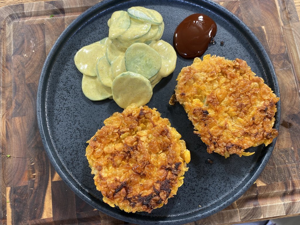 Knusprige Linsenschnitzel mit Gurkensalat