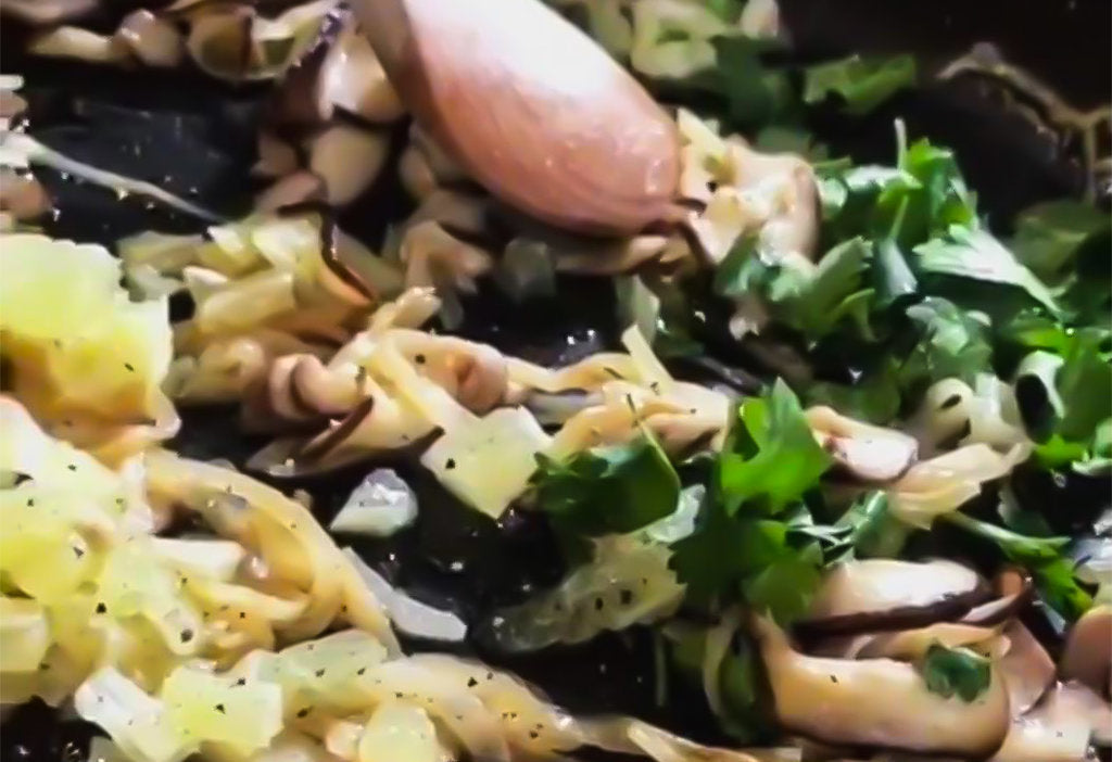 Brokkoli mit Shiitake Pilzen und Zwiebeln