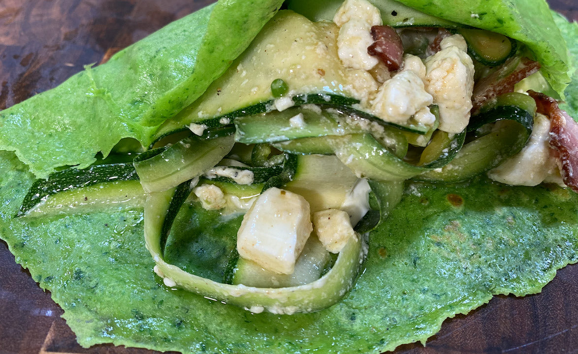 Grüner Pfannkuchen mit Zucchini-Feta-Speck-Salat