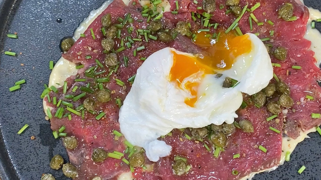 Rindercarpaccio mit Trüffelmayonnaise und pochiertem Ei