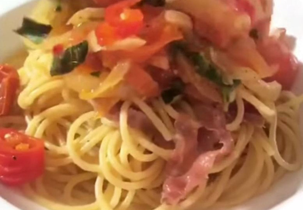 Spaghetti in scharfer Tomatensoße