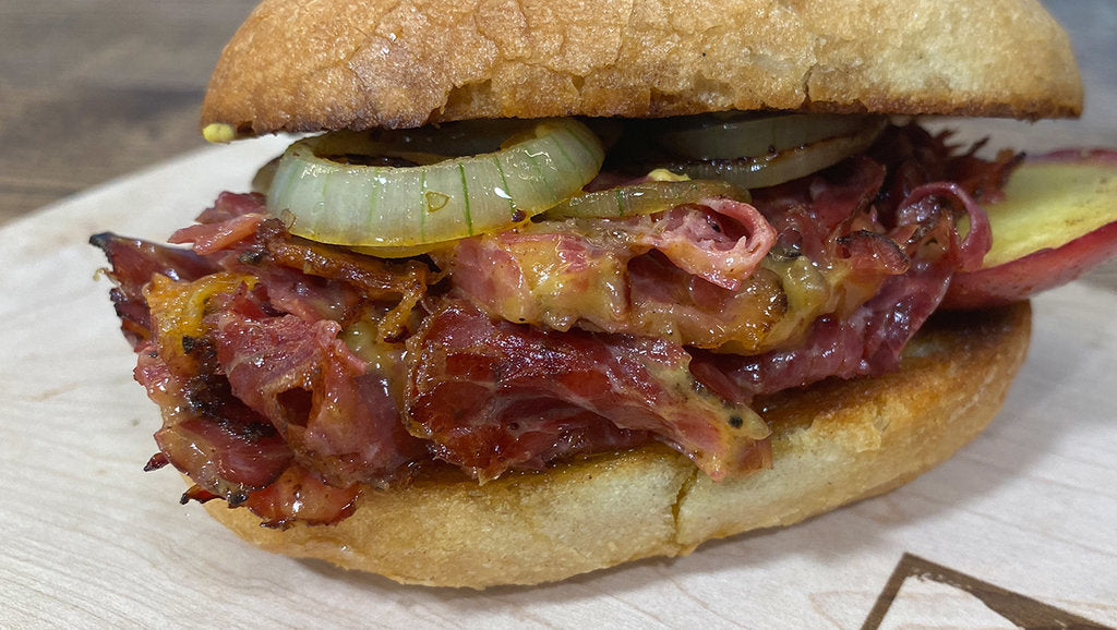 Knuspriges Pastramibrötchen