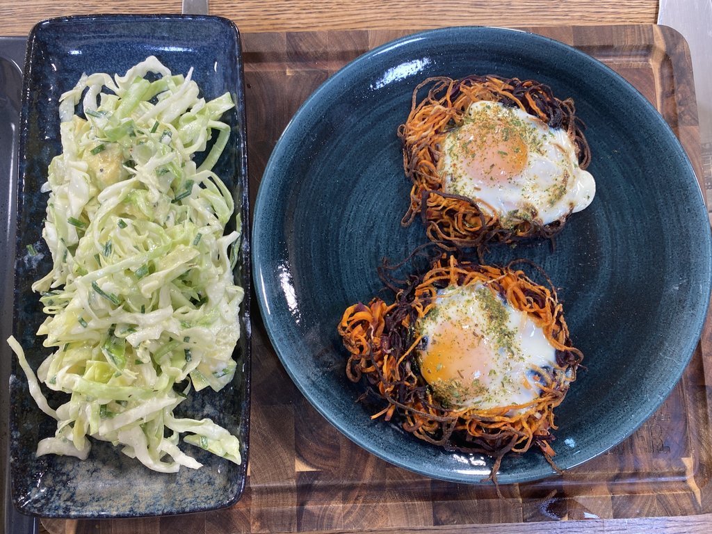 Gemüsenester aus dem Ofen mit Ei und Weißkohlsalat