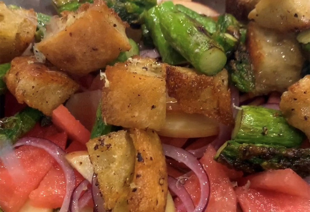 Spargelsalat mit Brot und Melone
