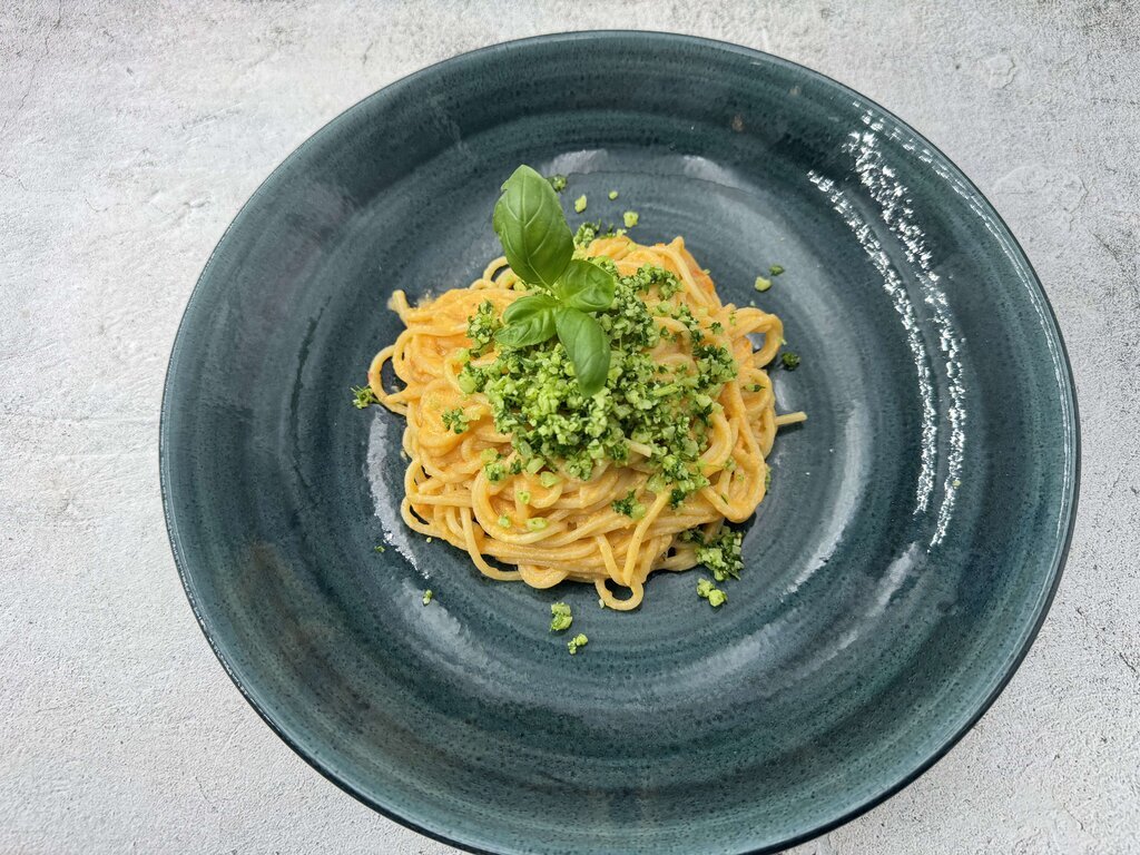 Spaghetti mit cremiger Tomaten-Burrata-Chili-Sauce