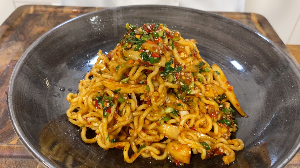 Asiatischer Nudelsalat mit weißem Spargel