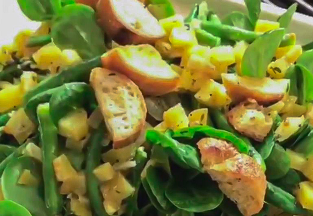 Feldsalat mit Kartoffel-Bohnen-Dressing