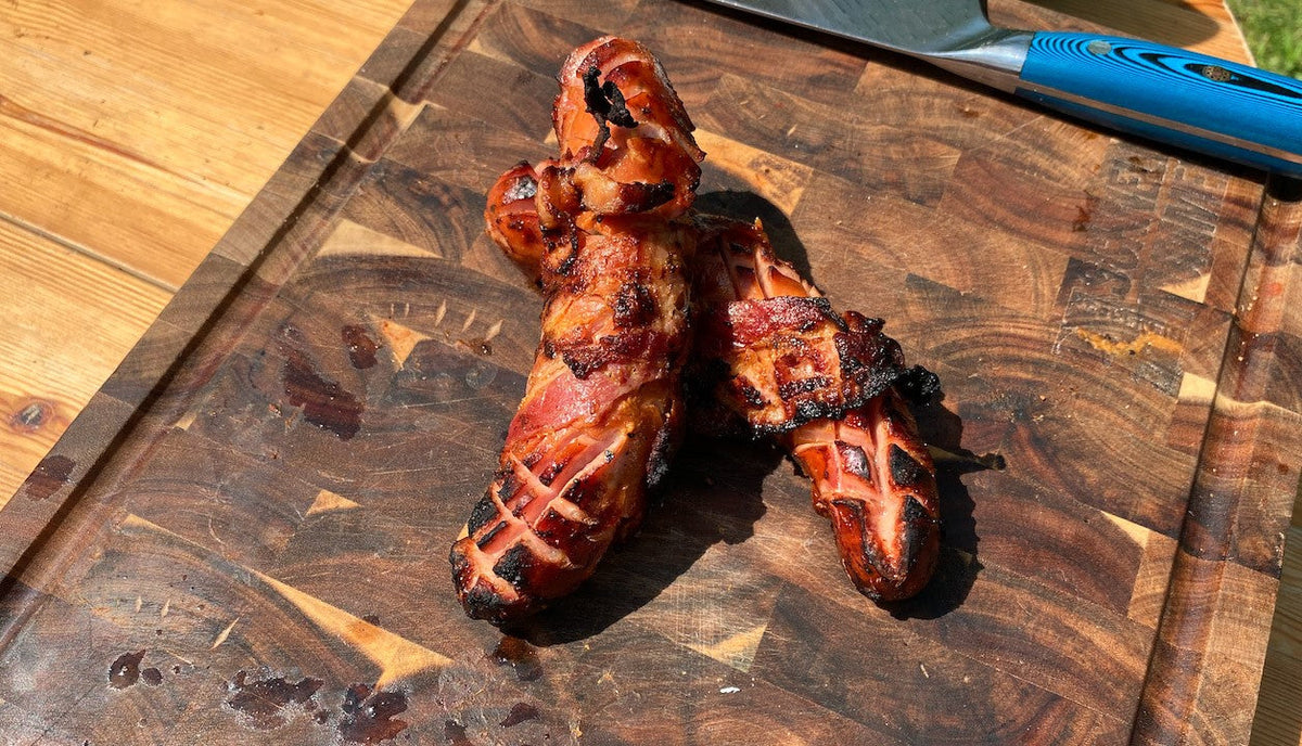 Wurst im Speckmantel mit Barbecue-Senf-Marinade