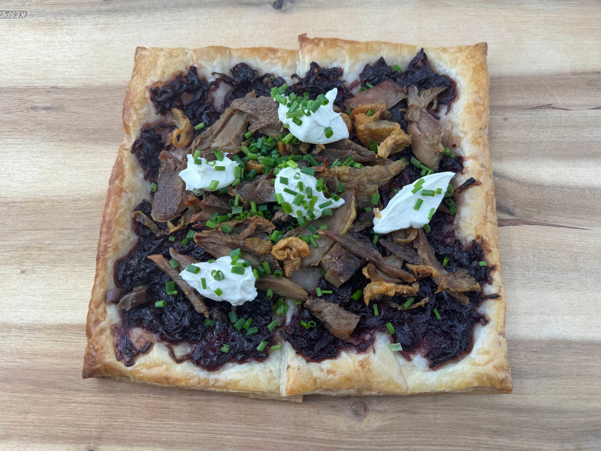 Blätterteigpizza mit Ente & Rotkohl