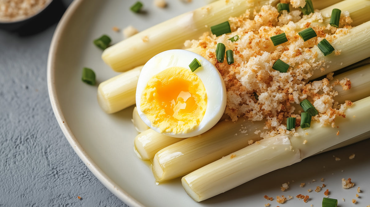 Spargel mit Butterbröseln und wachsweichem