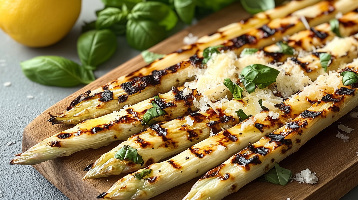Weißer Spargel vom Grill mit Parmesan und Zitrone