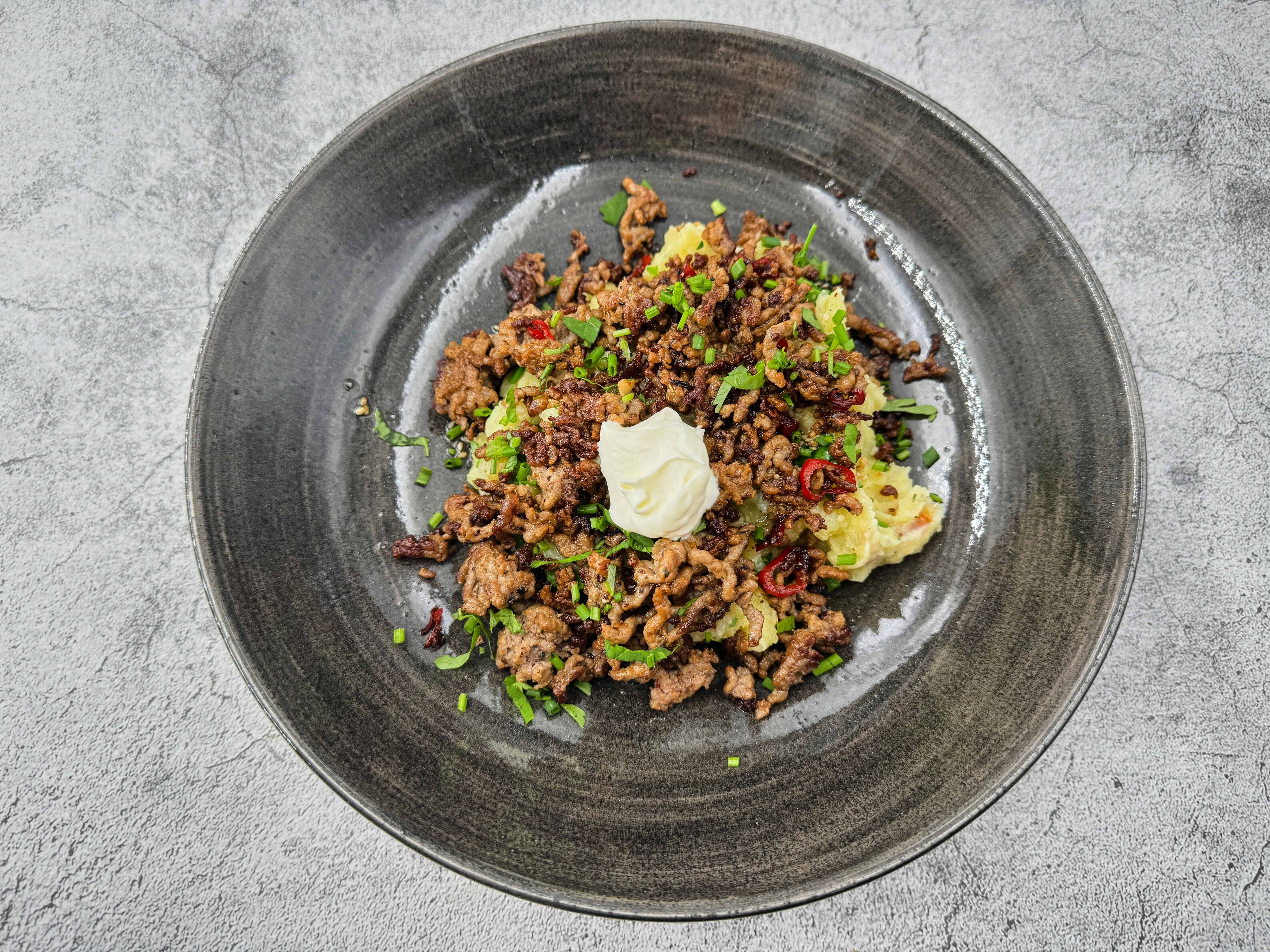 Kartoffel-Knoblauchstampf mit geröstetem Hack