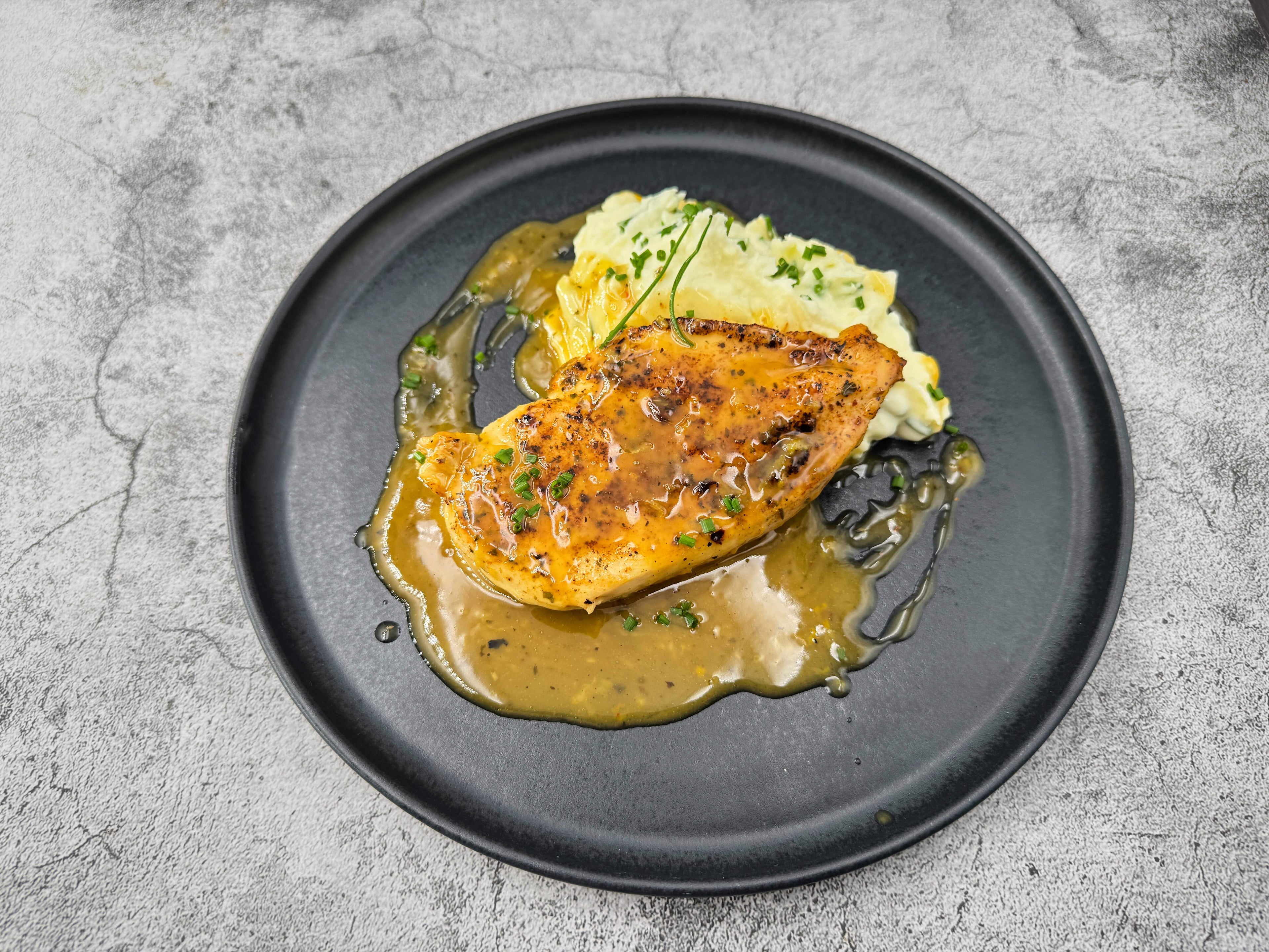 Gebratene Hähnchenbrust mit Zitronenbutter