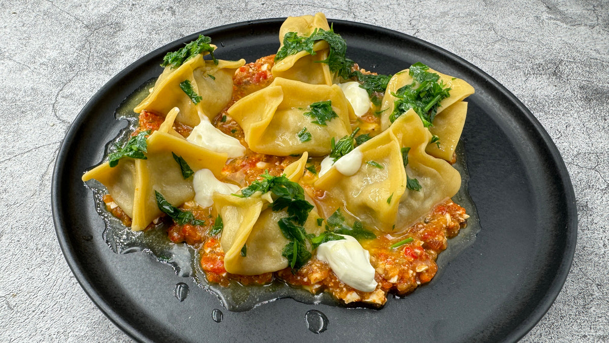 Manti mit geräuchertem Auberginen-Dip