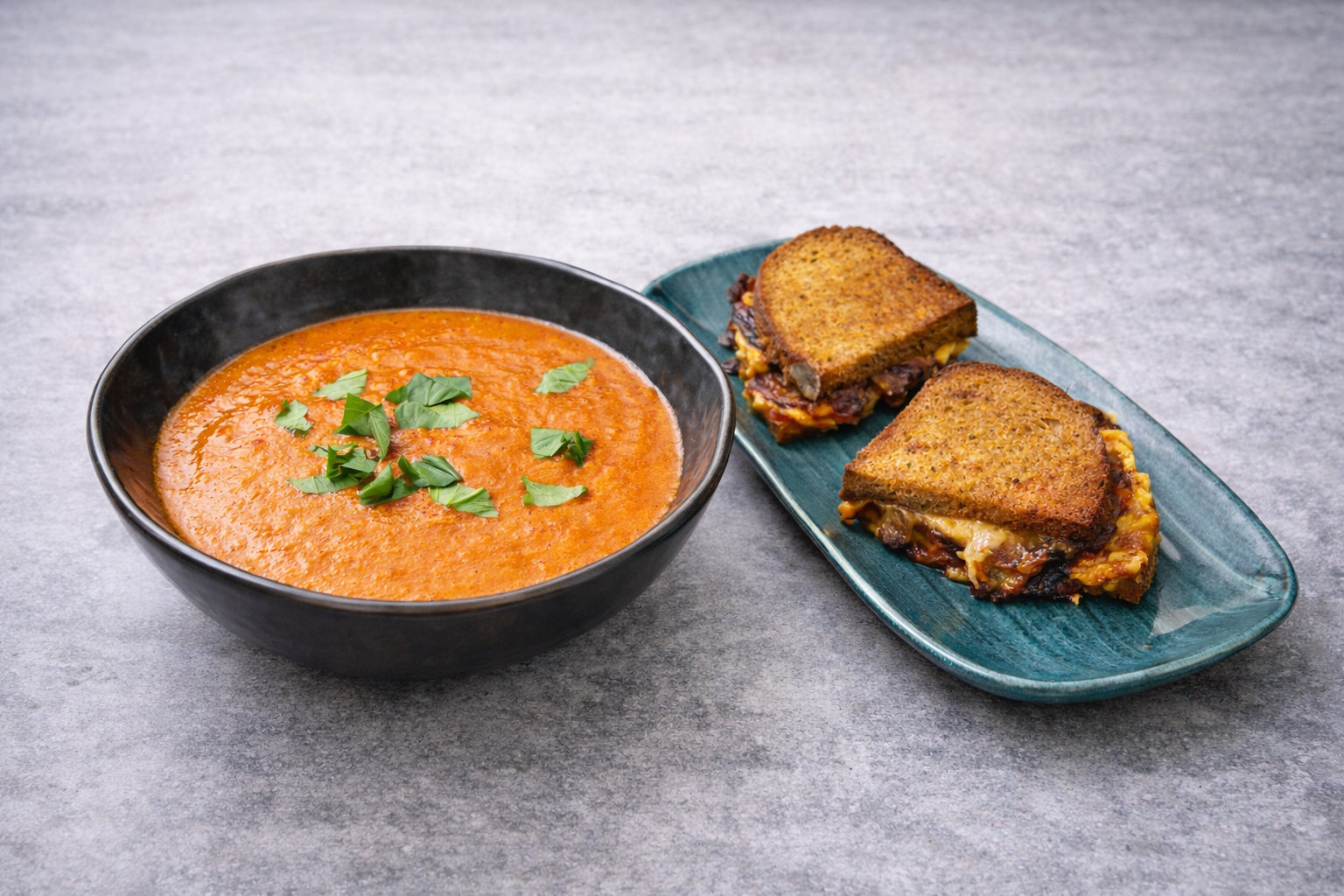 Tomatensuppe mit knusprigem Käsesandwich aus dem Airfryer