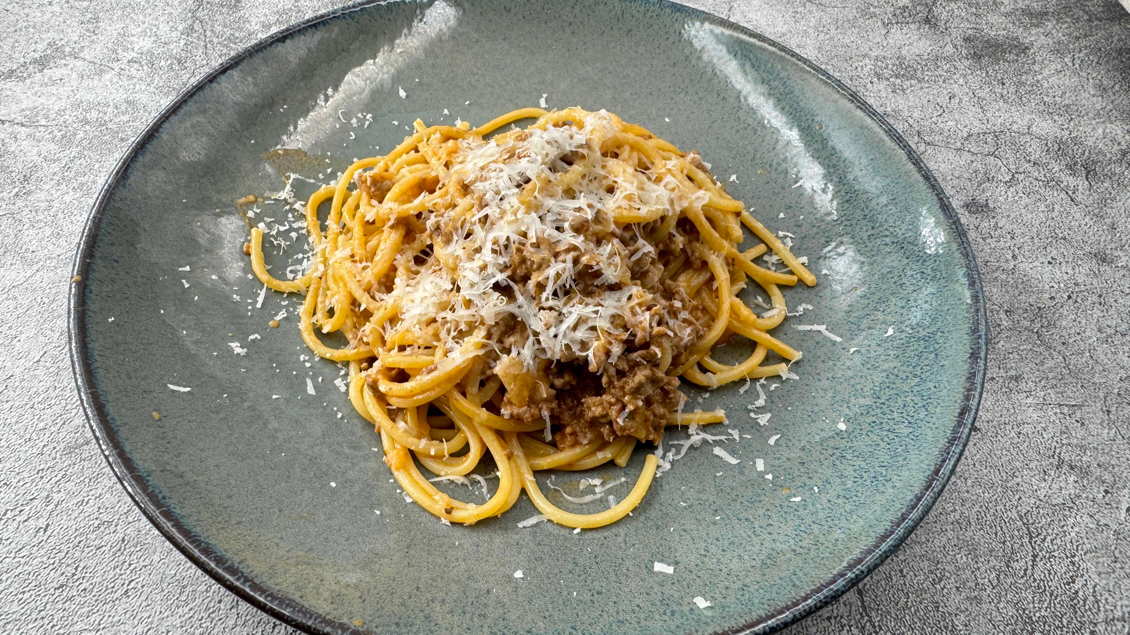 Spaghetti mit Käse-Fleisch-Sauce