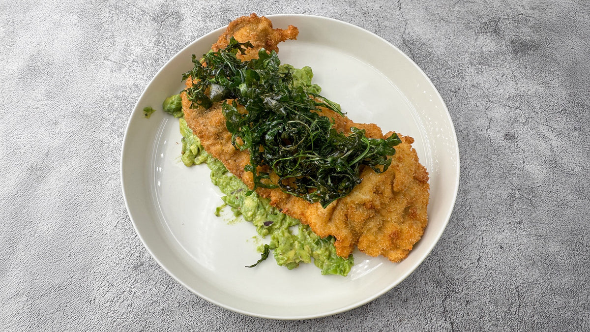 Pfefferschnitzel auf Guacamole mit knusprigem Rucola