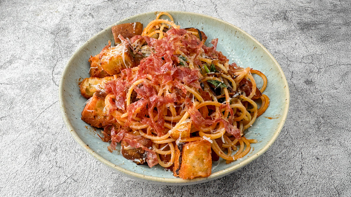 Spaghetti mit knusprigem Brot und Salami