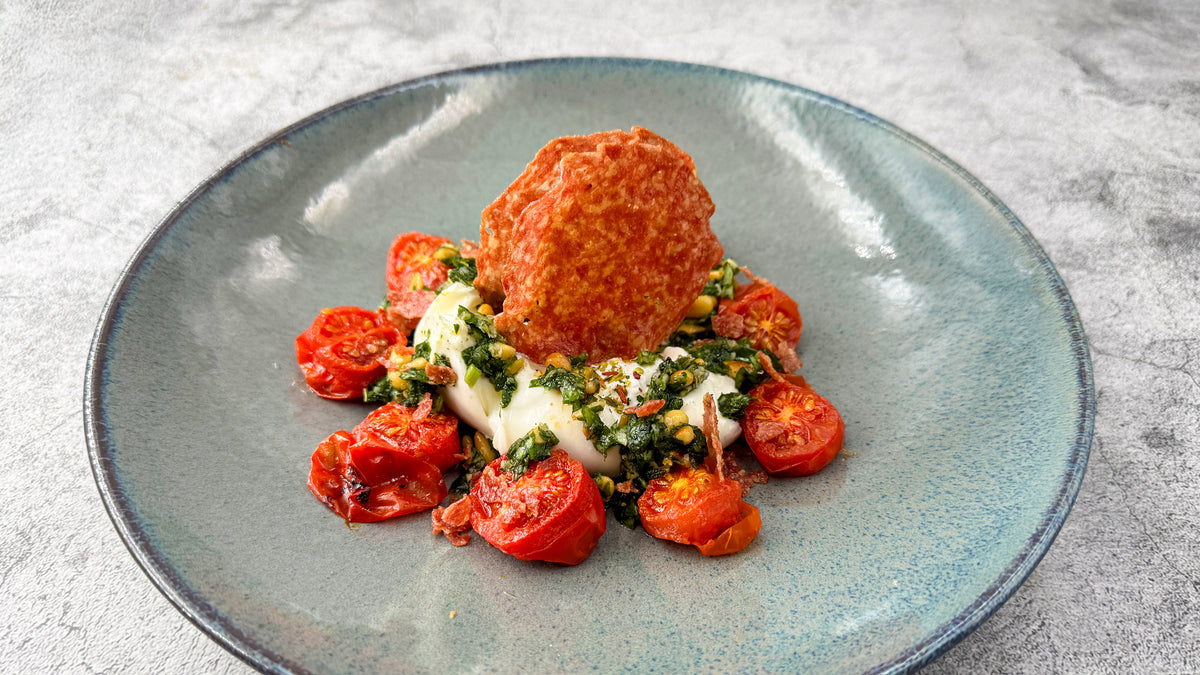 Burrata mit kandierten Tomaten und Salamichips