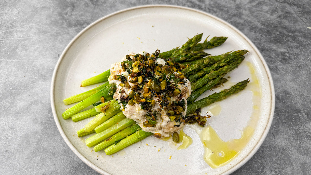 Grüner Spargel mit Burrata und Pistaziencrunch im Airfryer